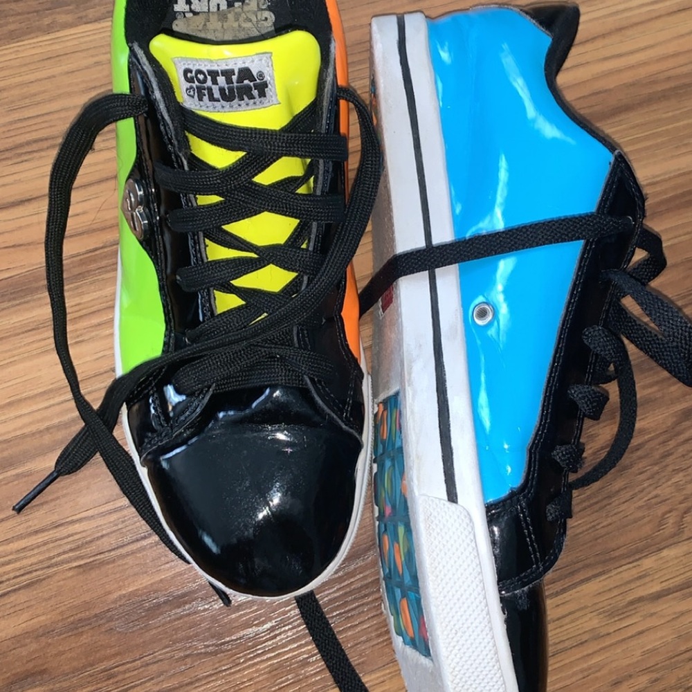 Gotta flurt reversible tongue sneakers 💕💙
